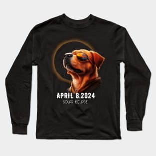 Dog watching - total solar eclipse april 2024 Long Sleeve T-Shirt